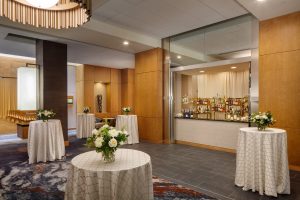 a open bar with tables surrounding it at Hotel Arundel