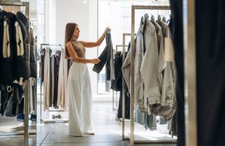 Woman shopping - Shutterstock Standret